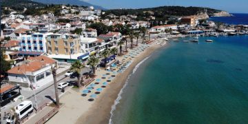 Karaburun’un cennet plajları yaza hazırlanıyor