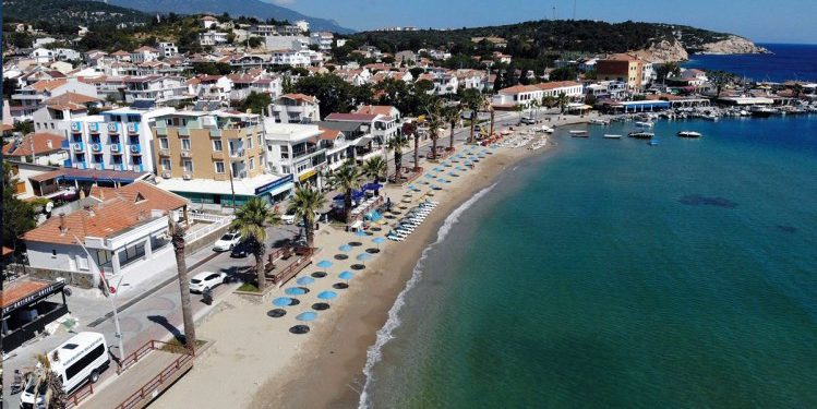 Karaburun’un cennet plajları yaza hazırlanıyor