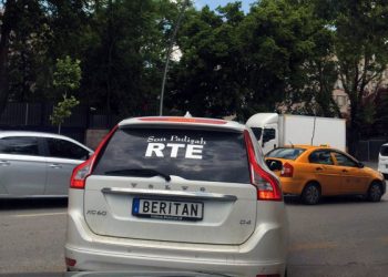 CHP’li Sertel “Son Padişah RTE” yazılı aracı Meclis’te görüntüledi