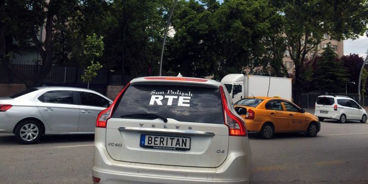 CHP’li Sertel “Son Padişah RTE” yazılı aracı Meclis’te görüntüledi