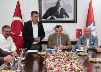 Konak’ta imzalar emekten yana atıldı