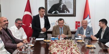 Konak’ta imzalar emekten yana atıldı