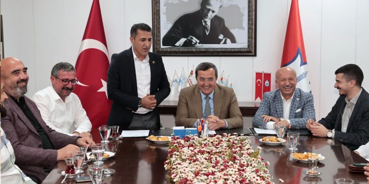 Konak’ta imzalar emekten yana atıldı