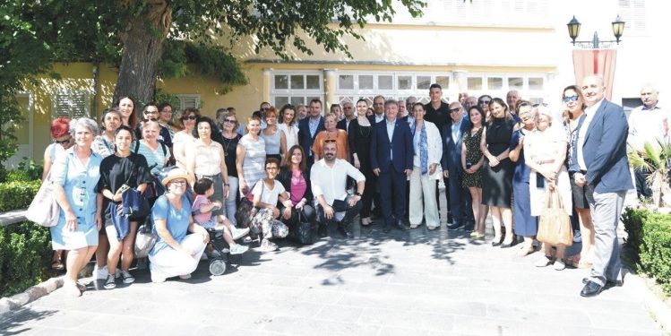 ÇYDD VE BORNOVA BELEDİYESİ’NDEN KIZ ÖĞRENCİLERE