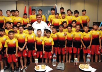 Mardinli çocuklar Başkan Tugay’ı ziyaret etti