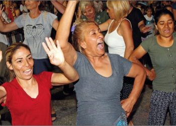 Karşıyaka Örnekköy Mahallesi’nde Roman şenliği coşkusu