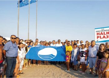 Dikili plajlarına 2 Mavi Bayrak daha eklendi