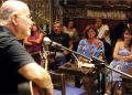 FOÇA AKŞAMINDA VEDAT SAKMAN ŞARKILARINA ÜÇ SAAT YETMEDİ