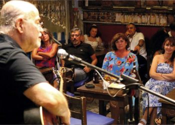 FOÇA AKŞAMINDA VEDAT SAKMAN ŞARKILARINA ÜÇ SAAT YETMEDİ