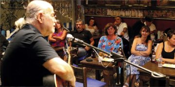 FOÇA AKŞAMINDA VEDAT SAKMAN ŞARKILARINA ÜÇ SAAT YETMEDİ