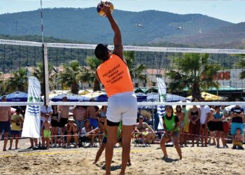 YENİFOÇA’DA PLAJ VOLEYBOLU HEYECANI