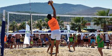 YENİFOÇA’DA PLAJ VOLEYBOLU HEYECANI