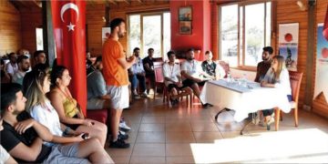 “Şu anda iktidarda olmadan ülkeyi yöneten bir CHP var”