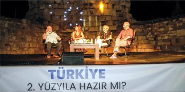 Ünlü yazarlar Seferihisar’da buluştu