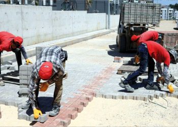 Menderes Belediyesi’nden Görece’de yol yapım seferberliği