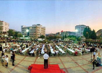 KARŞIYAKA’DA YÜZLERCE CAN BİRLİKTE ORUÇ AÇTI