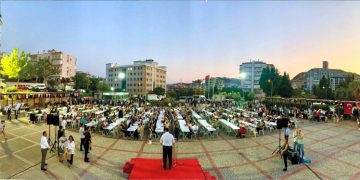 KARŞIYAKA’DA YÜZLERCE CAN BİRLİKTE ORUÇ AÇTI