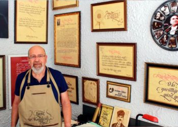 KALİGRAFİ SANATÇISI ERHAN GENÇ KARŞIYAKA’DA ATÖLYE AÇTI