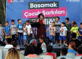 Bayraklı çocuklar gibi şen!