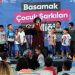 Bayraklı çocuklar gibi şen!