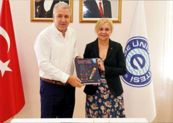 Egeli başarılı akademisyenden omurilik alanında önemli eser
