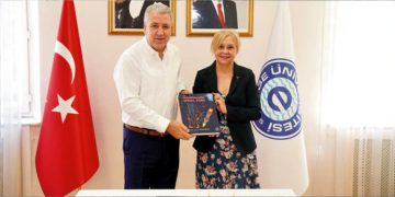 Egeli başarılı akademisyenden omurilik alanında önemli eser