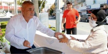 Torbalı Belediyesi’nden vatandaşa aşure ikramı