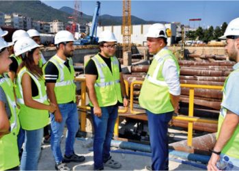 İzmir’in yeni mezun şartı Türkiye’ye örnek oldu