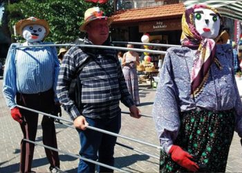 Köyü oyuklar bastı eğlence başladı