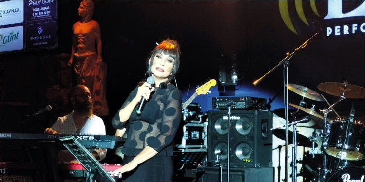 Ayşegül Aldinç’ten Muhteşem Performans