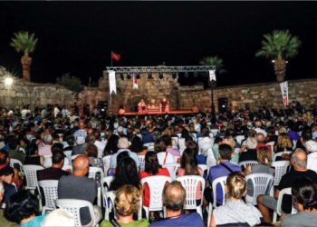Sığacık Müjdat Gezen’i ayakta alkışladı