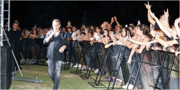 HALUK LEVENT FOÇADA GÖNÜLLERİ FETHETTİ