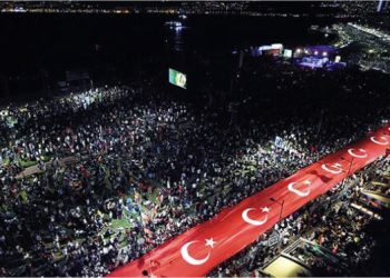 İzmir’in kurtuluşunun 100. yılı büyük coşkuyla kutlandı