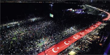İzmir’in kurtuluşunun 100. yılı büyük coşkuyla kutlandı