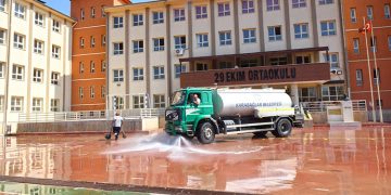 Karabağlar Belediyesi’nden okullara temizlik desteği