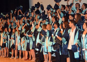 Egeli Genç Diş Hekimlerinin Mezuniyet Heyecanı