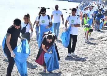 Çevre gönüllüleri İnciraltı Kent Ormanı’nda