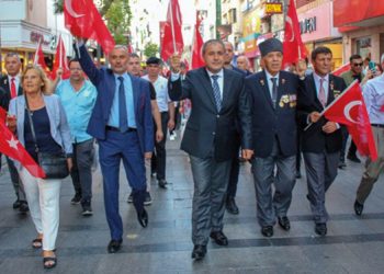 KARŞIYAKA’DA GAZİLERDEN ANLAMLI YÜRÜYÜŞ
