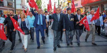 KARŞIYAKA’DA GAZİLERDEN ANLAMLI YÜRÜYÜŞ&nbsp;