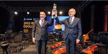 Başkan Soyer: “Ödülü 4,5 milyon İzmirli adına alıyorum”