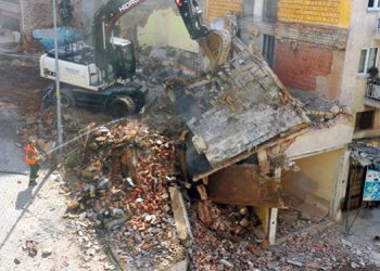 Konak’ta tehlike saçan binanın yıkımı gerçekleşti