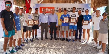 Çeşme’de Tenis Turnuvası’nda ödüller sahiplerini buldu