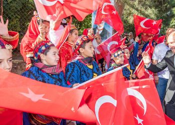 Zafer yolu kafilesi 100 yıl önceki gibi Kemalpaşa’da