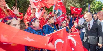 Zafer yolu kafilesi 100 yıl önceki gibi Kemalpaşa’da
