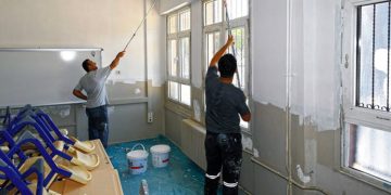 Karabağlar Belediyesi okulları da boyuyor