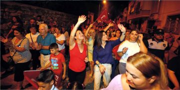 BİR ÇİFT MAVİ GÖZÜN ÇIKTIĞI YOLDA…