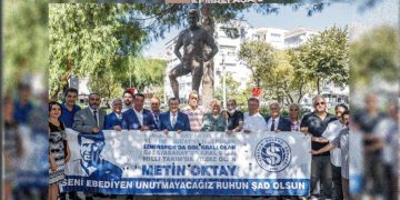 Taçsız Kral Konak’ta anıldı