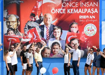 KEMALPAŞA’DA YÜZLERCE ÇOCUK YÜZME ÖĞRENDİ