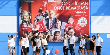KEMALPAŞA’DA YÜZLERCE ÇOCUK YÜZME ÖĞRENDİ