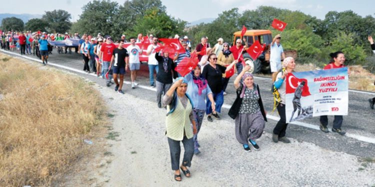 Zafer Yolu kafilesi Takmak’ta